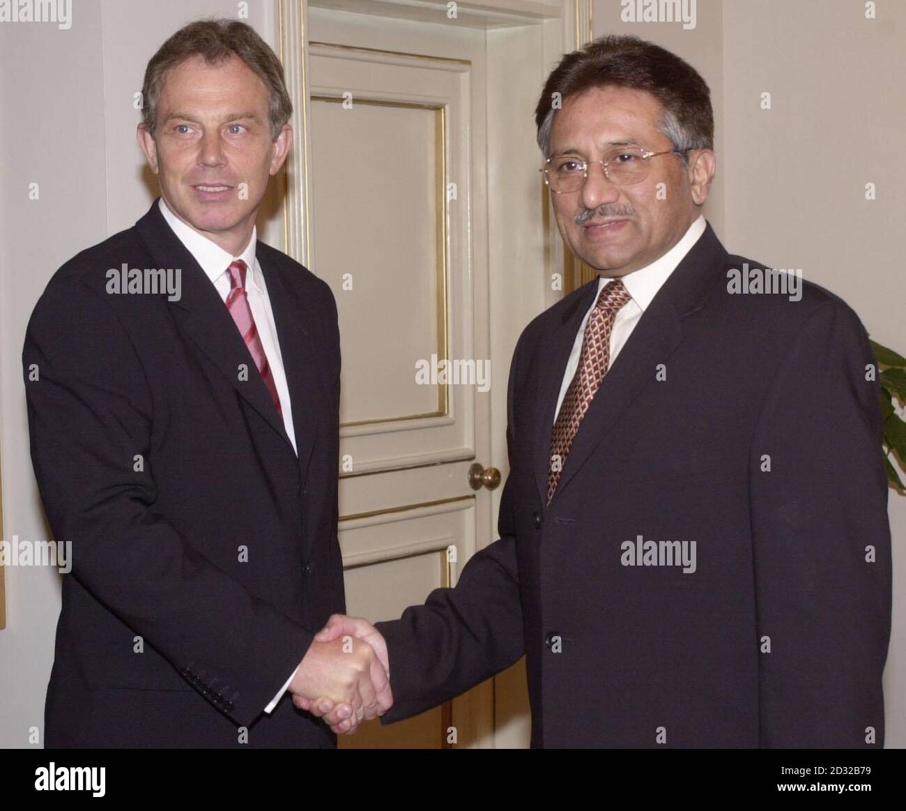 Il primo ministro britannico Tony Blair (sinistra) incontra il presidente pakistano Musharraf a Islamabad. Foto Stock