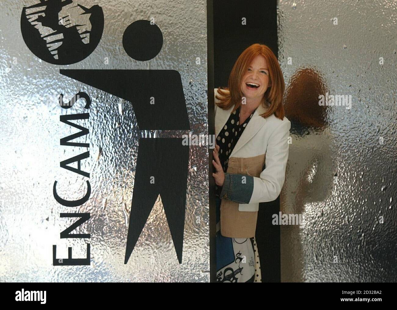 Attrice televisiva ed ex-star Eastenders, Patsy Palmer sulla passerella nel centro di Londra. Patsy indossa un vestito di sciarpe riciclate, così come una giacca Amrik Chagger. L'ENCAMS benefica in collaborazione con l'Esercito della salvezza sta aggiungendo centinaia di banche di riciclaggio dei vestiti * in tutto il paese per incoraggiare le persone a riciclare i vecchi vestiti. Una delle cravatte di seta preferite del primo ministro, la maglia del Liverpool FC appena scartata dal calciatore inglese Robbie Fowler e una delle gonne di Ann Widdecombe saranno tutte esposte alla sfilata di moda. Foto Stock