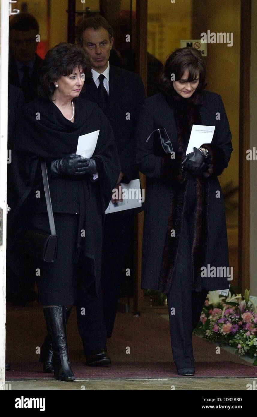 Il primo ministro britannico Tony Blair lascia, con sua moglie Cherie, chiesa di St. Bryce a Kirkcaldy, Fife dopo i funerali di Gordon e della figlia di Sarah Brown Jennifer Jane. Foto Stock