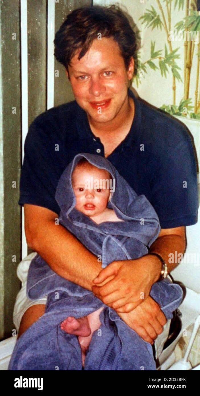Immagine non datata di Peter Touche e di uno dei suoi figli gemelli Charles e Alexander. La giuria di un'inchiesta a Londra ha restituito un verdetto Venerdì 18 gennaio 2002 che la moglie di Pietro, Laura, 31, è morto per cause naturali contribuite a per negligenza nove giorni dopo la nascita dei gemelli alla clinica di Portland. Foto Stock Immagine non datata di Peter Touche e di uno dei suoi figli gemelli Charles e Alexander. La giuria di un'inchiesta a Londra ha restituito un verdetto Venerdì 18 gennaio 2002 che la moglie di Pietro, Laura, 31, è morto per cause naturali contribuite a per negligenza nove giorni dopo la nascita dei gemelli alla clinica di Portland. Foto Stock