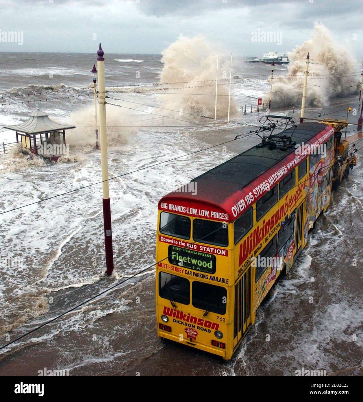 Tutti in mare, i tram sul lungomare di Blackpool dovevano essere trainati in sicurezza dalle alte maree e dai venti di forze di Gale che hanno devastato la costa. La Scozia e l'ovest hanno preso il brunt dei venti di forza di Gale con raffiche di 82mph registrate sull'isola Ebridea di Uist del sud. * ... e 72 mph in Mumbles nel Galles del sud, un portavoce del PA WeatherCentre ha detto. Le tempeste sono meno gravi delle violente galee di lunedì, che hanno ucciso otto persone e causato danni costando milioni di sterline. Ma la polizia ha avvertito gli automobilisti di prestare particolare attenzione sulle strade e di viaggiare solo su viaggi essenziali quando i venti sono a. Foto Stock