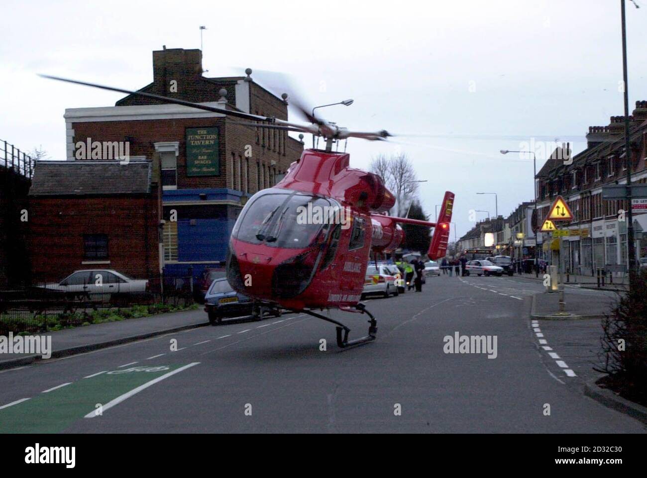 Una strada commerciale trafficata viene arrestata come i paramedici dell'ambulanza dell'aria prendono una vittima di stab maschile all'ospedale. L'incidente è iniziato nella Junction Tavern su Old Kingston Road, Raynes Park e versato fuori nella strada, ha detto la polizia. * l'uomo è stato portato in ospedale dove è stato trattato per lesioni alla testa, ossa rotte e ferite di taglio alle natiche. La sua condizione non è ritenuta pericolosa per la vita, ha detto una polizia metropolitana. Foto Stock