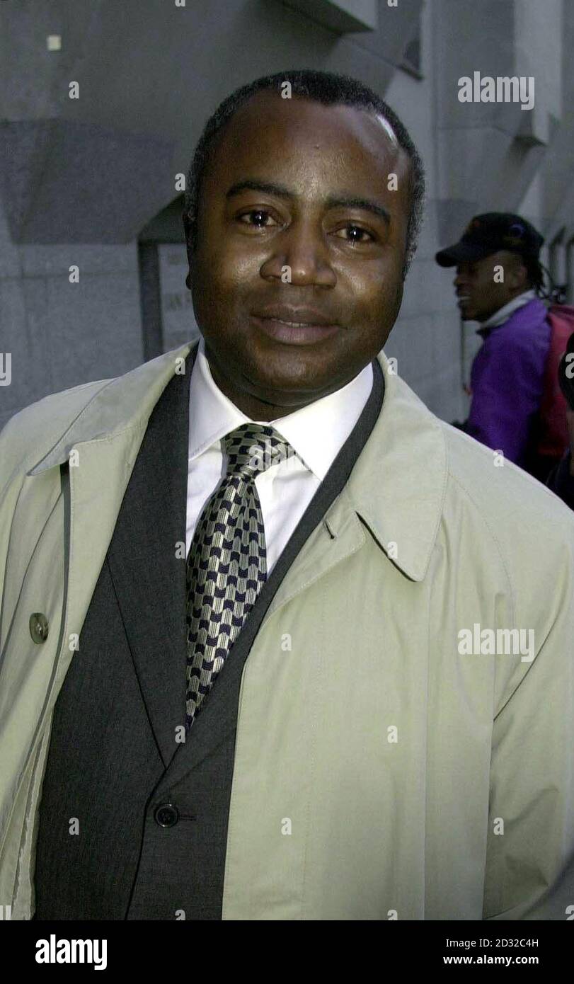 L'avvocato della difesa Courtenay Griffiths, che rappresenta i quattro ragazzi accusati di aver ucciso damilola Taylor, lascia l'Old Bailey. In precedenza, un testimone chiave di 14 anni nel processo per omicidio ha interrotto il procedimento per un secondo giorno. * ... quando ha annunciato di andare a casa dopo aver scontrato con il signor Griffiths. La studentessa era a soli 20 minuti nel suo secondo giorno nel boxtestimone quando uscì dal tribunale, dicendo: "Sai cosa? Vado a casa." L'onorevole Griffiths, che ha esaminato a fondo la studentessa, le aveva chiesto di esaminare le mappe della zona in cui ha avuto luogo il presunto attacco. È cresciuta visibilmente impaziente Foto Stock