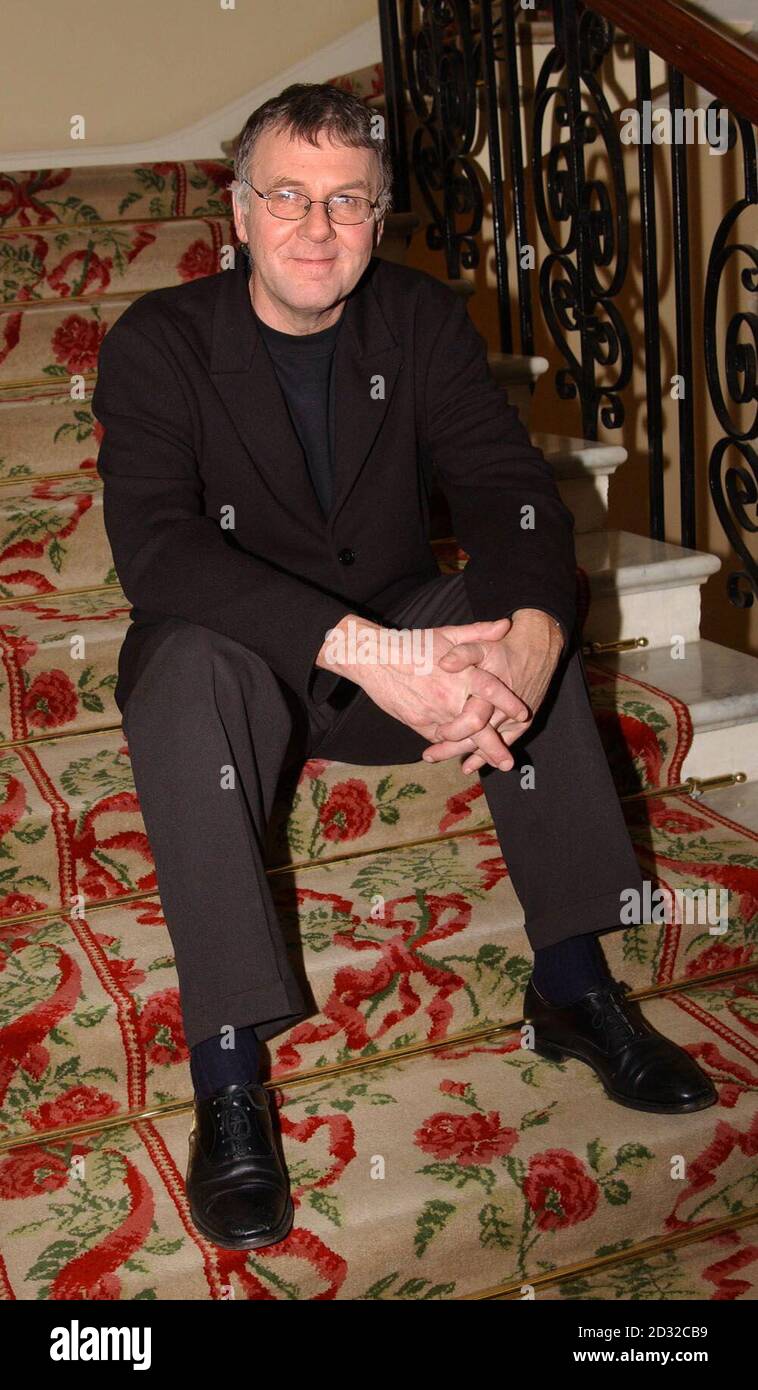 L'attore britannico Tom Wilkinson si pone per i fotografi a Claridges a Londra, dopo essere stato nominato per il miglior attore Oscar per il suo ruolo nel film 'in the Bedroom' durante l'annuncio delle nomination Oscar a Los Angeles in precedenza. Foto Stock