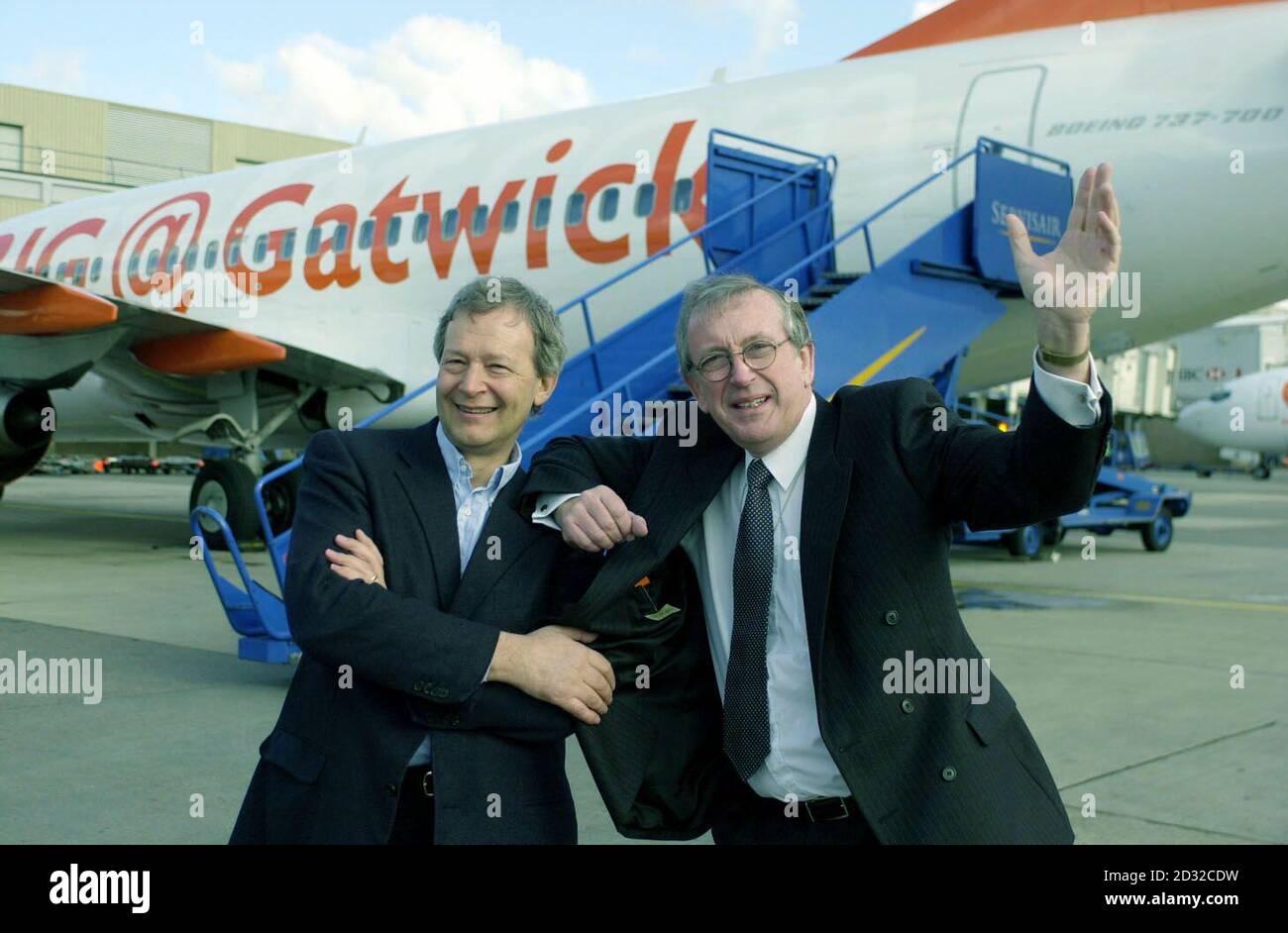 Ray Webster (a sinistra), amministratore delegato di Gatwick, Roger Cato, presso l'aeroporto di Gatwick, a sud di Londra, lancia la quinta delle nuove rotte di easyJet da Gatwick. *EasyJet gestisce ora un totale di otto rotte da Gatwick, con voli da e per Zurigo come ultima aggiunta. Foto Stock