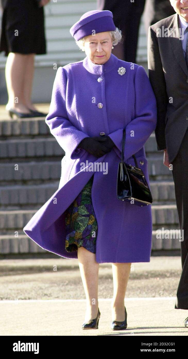 La Regina Elisabetta II lascia l'aeroporto di Heathrow per una visita ufficiale in Giamaica, a sole 72 ore dal funerale della sorella Principessa Margaret. La visita di tre giorni a Kingston e Montego Bay sarà seguita da tour reali della Nuova Zelanda e dell'Australia. Foto Stock