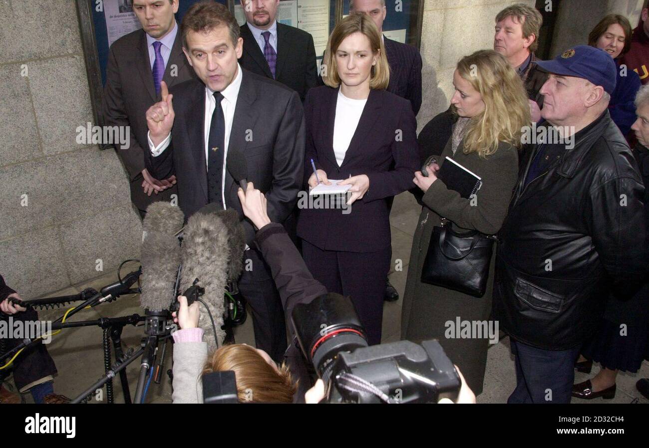 Il soprintendente capo detective Jon Shatford, 2° a sinistra, parla alla stampa fuori dal vecchio Bailey, a Londra, dopo la condanna della banda responsabile del fallito guaritore di diamanti al Millennium Dome. * cinque uomini sono stati condannati in tribunale, ciascuno dei quali riceveva da cinque a diciotto anni per la loro parte nel crimine. Foto Stock