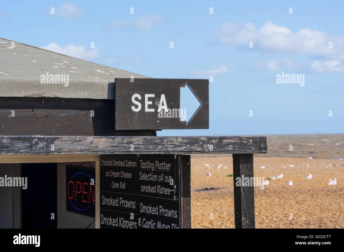 Aldeburgh, Suffolk. REGNO UNITO. Segno su una capanna di pesca di legno con la parola Mare con una freccia. Foto Stock