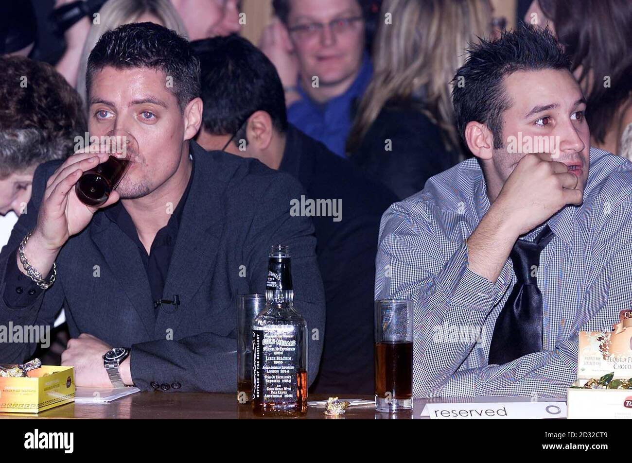 La Gran Bretagna giudica i cantanti Keith Duffy (L) e Dane Bowers nel West End di Londra. Foto Stock