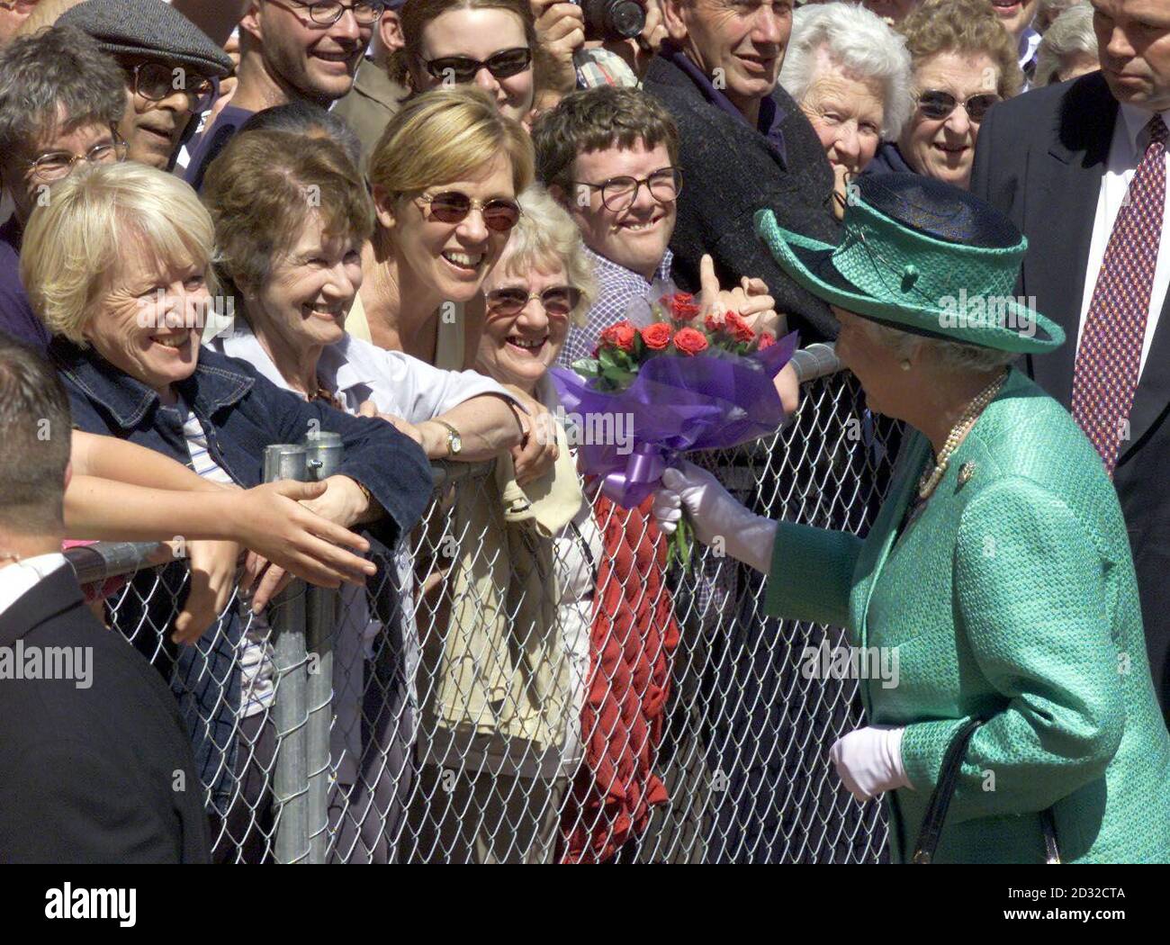 La Regina Elisabetta II della Gran Bretagna partecipa ad un servizio di consacrazione presso la Cattedrale di Wellington, Nuova Zelanda. Una grande folla si è riunita fuori della Cattedrale, il loro greers per il visitatore reale echeggiando i risultati di sondaggio che 58% ha voluto mantenere la regina come capo di stato della Nuova Zelanda. * nei risultati che corrispondono ad altri tre sondaggi dal 1995, solo il 33% dei 1,000 intervistati a livello nazionale ha detto che la Regina dovrebbe fare il passo per una repubblica. Foto Stock