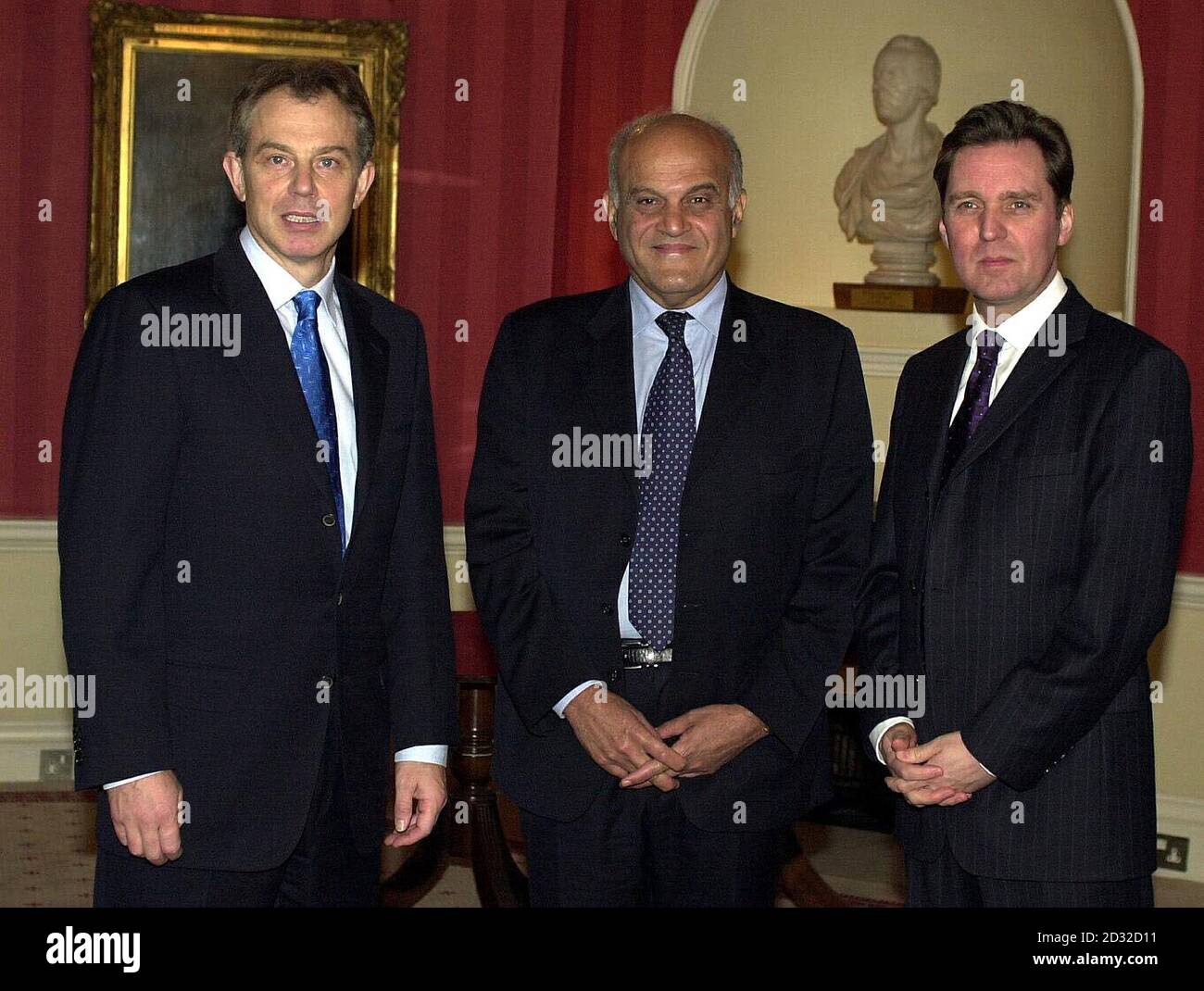 Il primo Ministro britannico Tony Blair, a sinistra, e il Ministro della Sanità Alan Milburn, a destra, incontrano il Professor Magdi Yacoub, inviato Speciale dei governi per il Servizio sanitario, al 10 Downing St Foto Stock