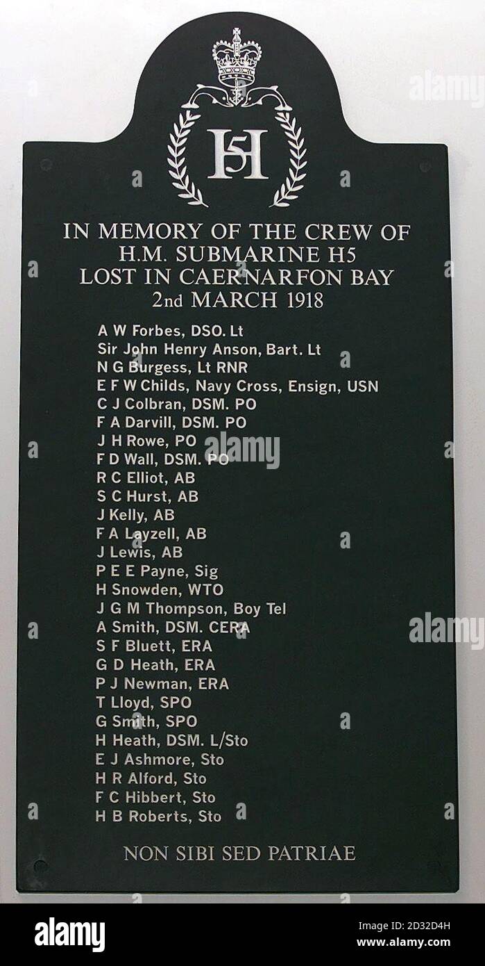 Una targa al Museo Marittimo, a Holyhead in memoria dei 27 membri dell'equipaggio che morirono quando il sommergibile britannico H5 fu affondato nel 1918. Solo anni più tardi emerge che la nave è stata affondata da una nave mercantile britannica, * - la SS Rutherglen - che aveva erroneamente creduto che la H5 fosse una nave tedesca. Gli uomini a bordo erano persino pagati una taglie per aver affondato una nave nemica - non sapendo che gli uomini che avevano lasciato a morire erano infatti alleati.il primo servizio memoriale per l'equipaggio è stato tenuto a Hollyhead oggi 2.3.02 . Foto Stock