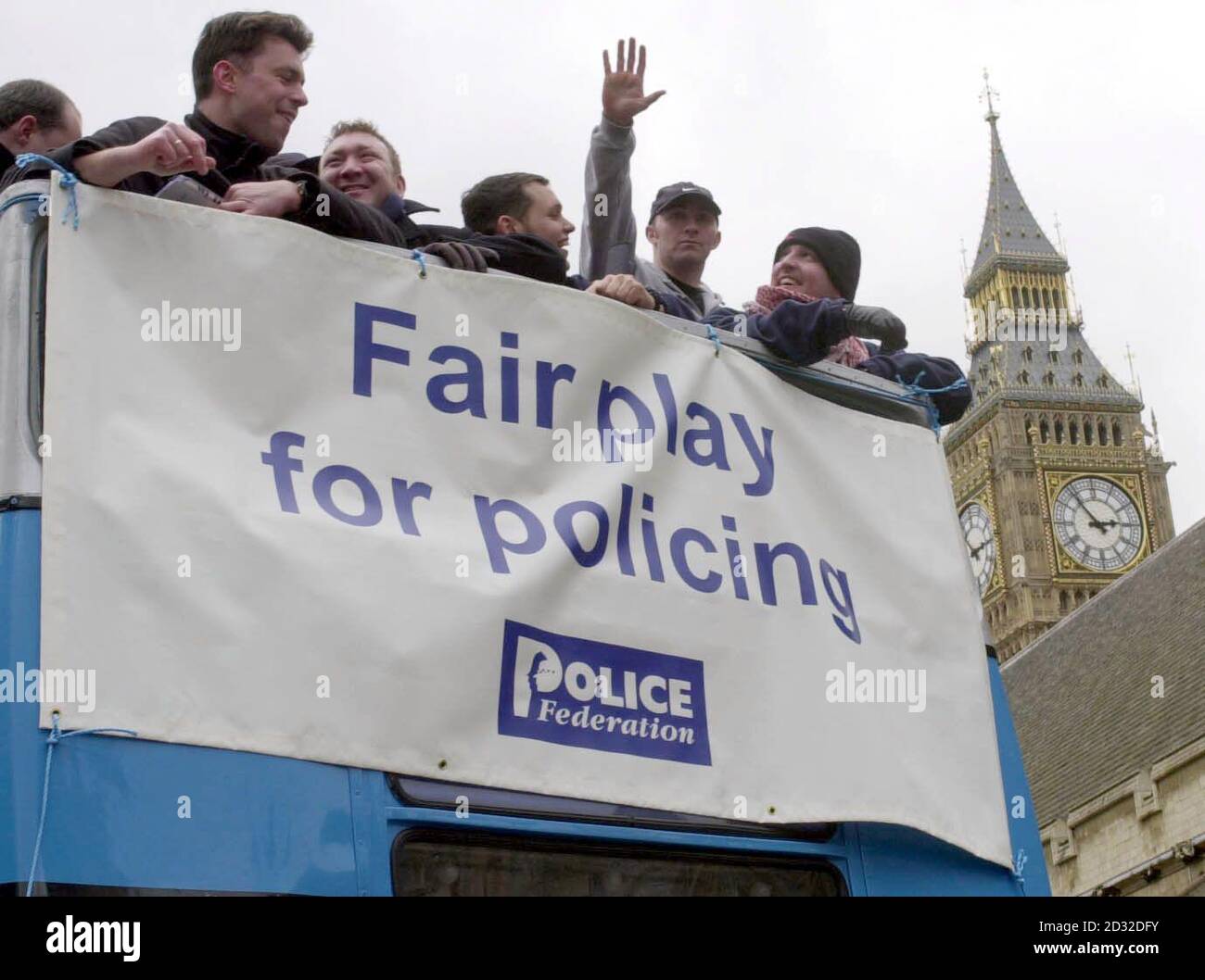 Funzionari di polizia provenienti da tutto il Regno Unito dimostrare circa la loro retribuzione e le condizioni presso la Camera dei Comuni di Londra. Foto Stock