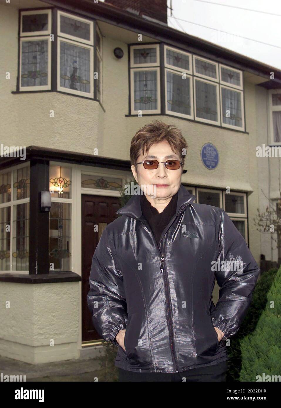 Yoko Ono, vedova dell'ex Beatle John Lennon, fuori dalla casa di famiglia del suo defunto marito a Liverpool, che ha acquistato e donato al National Trust. Earler ha svelato una statua sull'atrio superiore dell'aeroporto John Lennon di Liverpool. * la statua è opera dello scultore Tom Murphy. Foto Stock