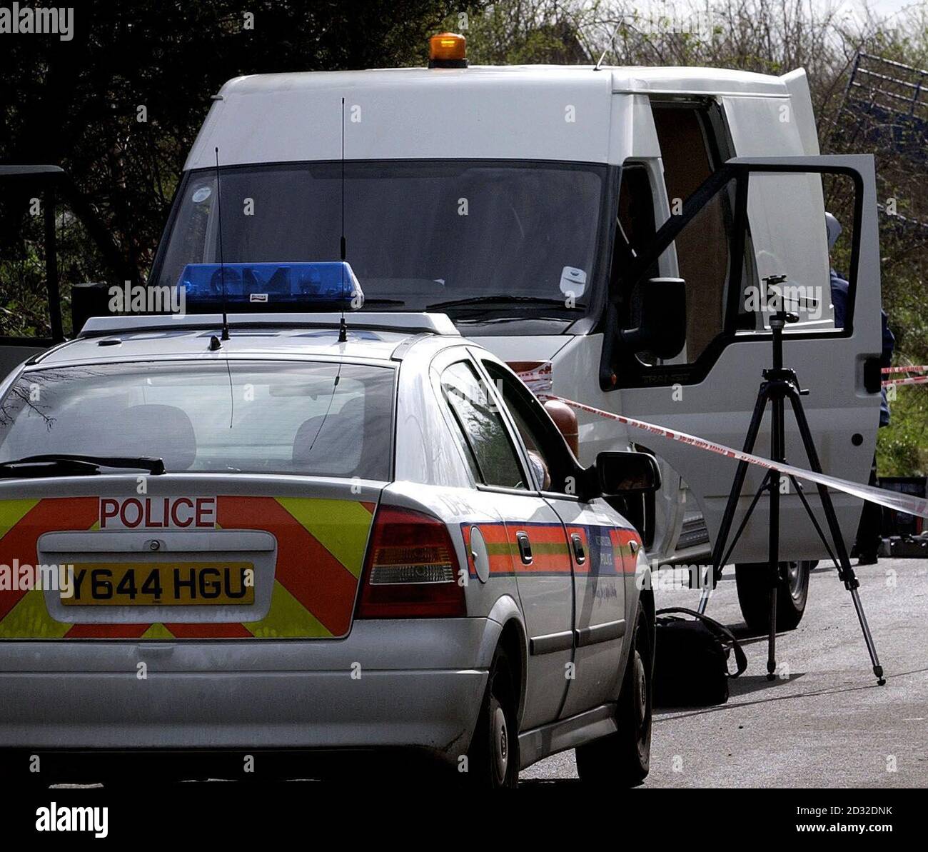 Il furgone in contanti rubato utilizzato durante la rapina all'aeroporto di Heathrow, viene controllato da ufficiali forensi a Church Road, Cranford, dove è stato lasciato dai ladri poco più tardi e il denaro proveniente dal guarista trasferito a un altro veicolo. * si pensa che i ladri abbiano ripassato con milioni di sterline in contanti dopo aver dirottato un furgone di sicurezza all'aeroporto di Heathrow. Il denaro contante - che si pensava essere almeno tre milioni di dollari (circa 2.1 milioni) - era arrivato all'aeroporto con un volo South African Airways alle 7 del mattino. La rapina è avvenuta solo mezz'ora dopo che un uomo è stato arrestato altrove a Londra per Foto Stock
