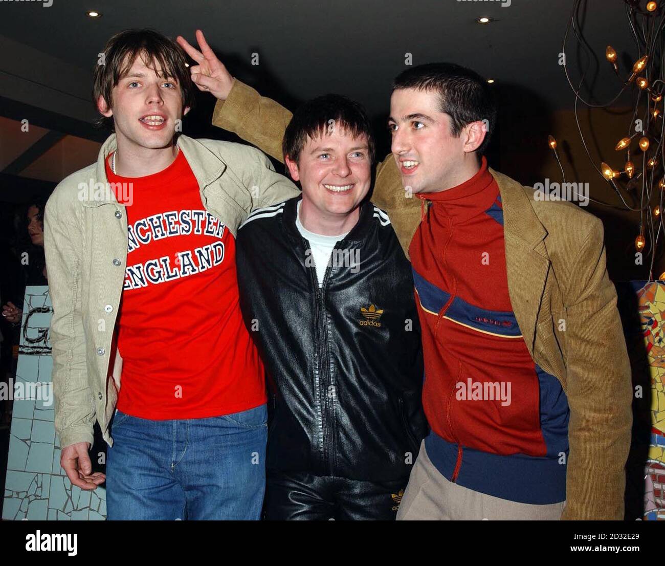 Da sinistra a destra; gli attori Chris Coghill (che interpreta Bez nel film), Danny Cunningham (che interpreta Shaun Ryder) e Paul Popplewell (che interpreta Paul Ryder) durante la prima del '24 Hour Party People', al cinema Curzon Soho di Londra. Foto Stock