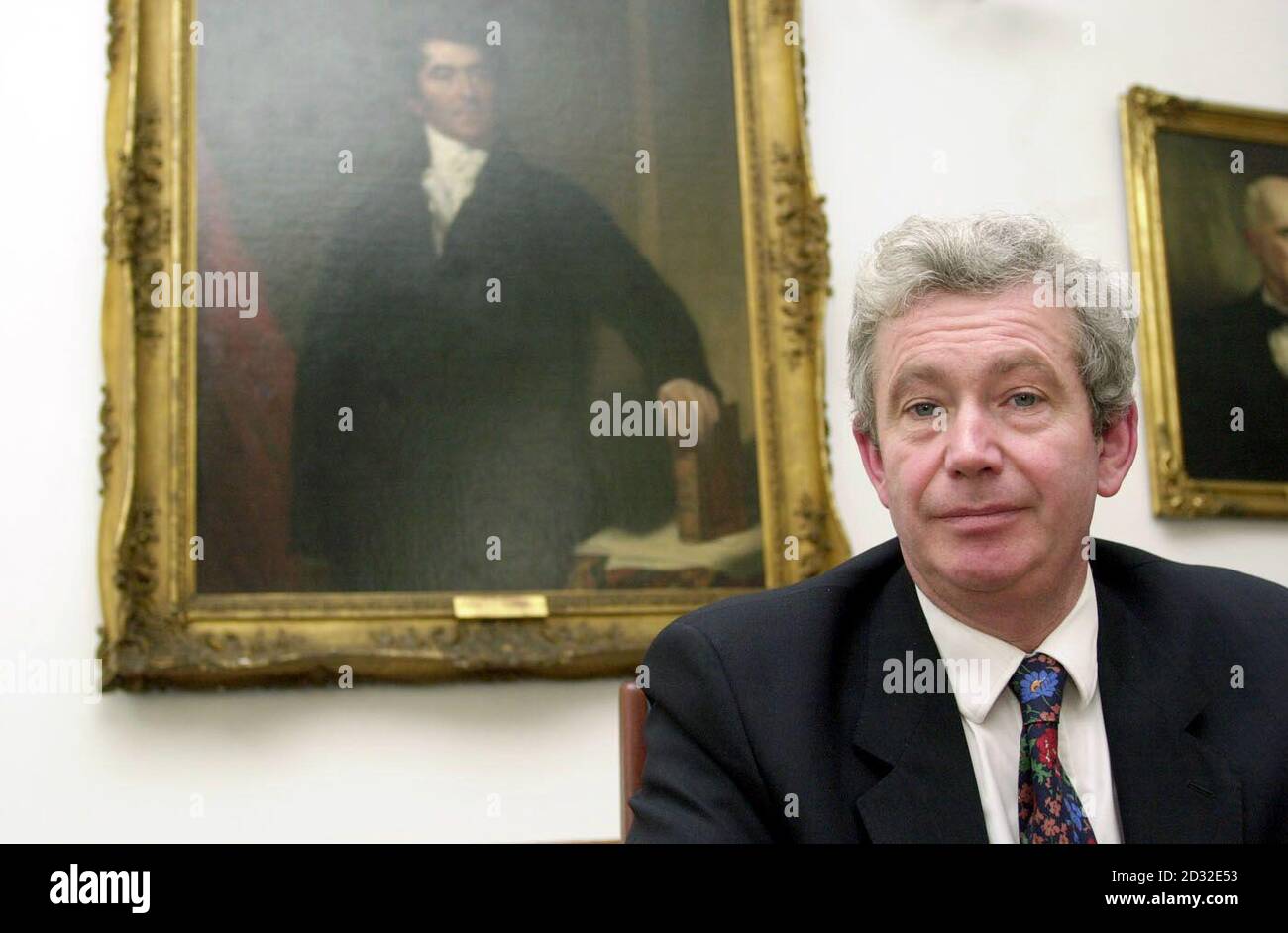 Il Professor Timothy o'Shea, il nuovo Principal dell'Università di Edimburgo, all'interno della Sala del Consiglio del Birkbeck College nel centro di Londra, dove è Maestro. * il grande dipinto dietro di lui raffigura George Birkbeck, educato all'Università di Edimburgo, e che fondò Birkbeck nel 1823. Foto Stock