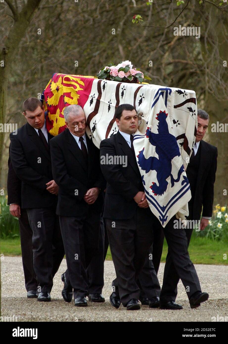 Sei portacolori portano la bara della Regina Elisabetta la Regina Madre dalla sua residenza ufficiale al Royal Lodge, nel Windsor Park, alla vicina Cappella reale di tutti i Santi. La Regina Madre morì all'età di 101 anni e i suoi funerali si svolgeranno a Londra. Foto Stock