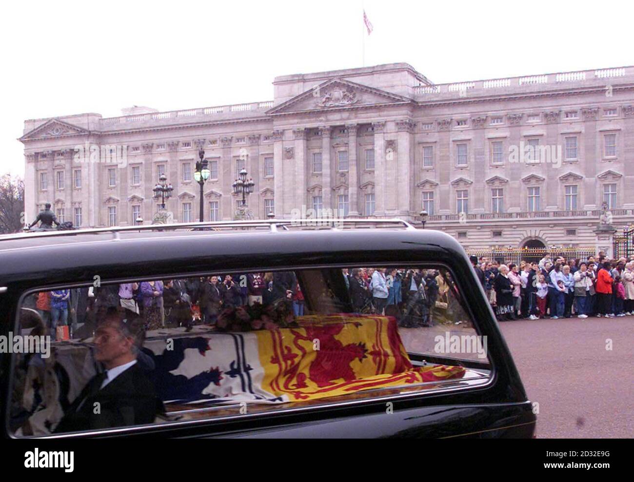 La bara della Regina Elisabetta la Regina Madre, che morì all'età di 101 anni, è guidata oltre Buckingham Palace sulla strada per la Cappella della Regina a St James's Palace a Londra. *venerdì 5 aprile, la bara della Regina Elisabetta sarà portata in una processione cerimoniale alla Westminster Hall, dove si trova-in-state da Venerdì pomeriggio fino alla sera di Lunedi 8 aprile. Vedi la storia della Pennsylvania ROYAL Mother. PA Foto: Sean Dempsey Foto Stock