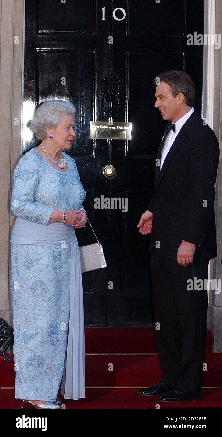 Il primo ministro britannico Tony Blair saluta la regina Elisabetta II a Downing Street, dove ospitava una celebrativa cena reale del Giubileo d'oro. La regina, il duca di Edimburgo e quattro ex primi ministri erano presenti insieme ai parenti di altri cinque primi ministri. * ... che detenevano il potere durante i 50 anni di regno della Regina, ma da allora sono morti. Foto Stock