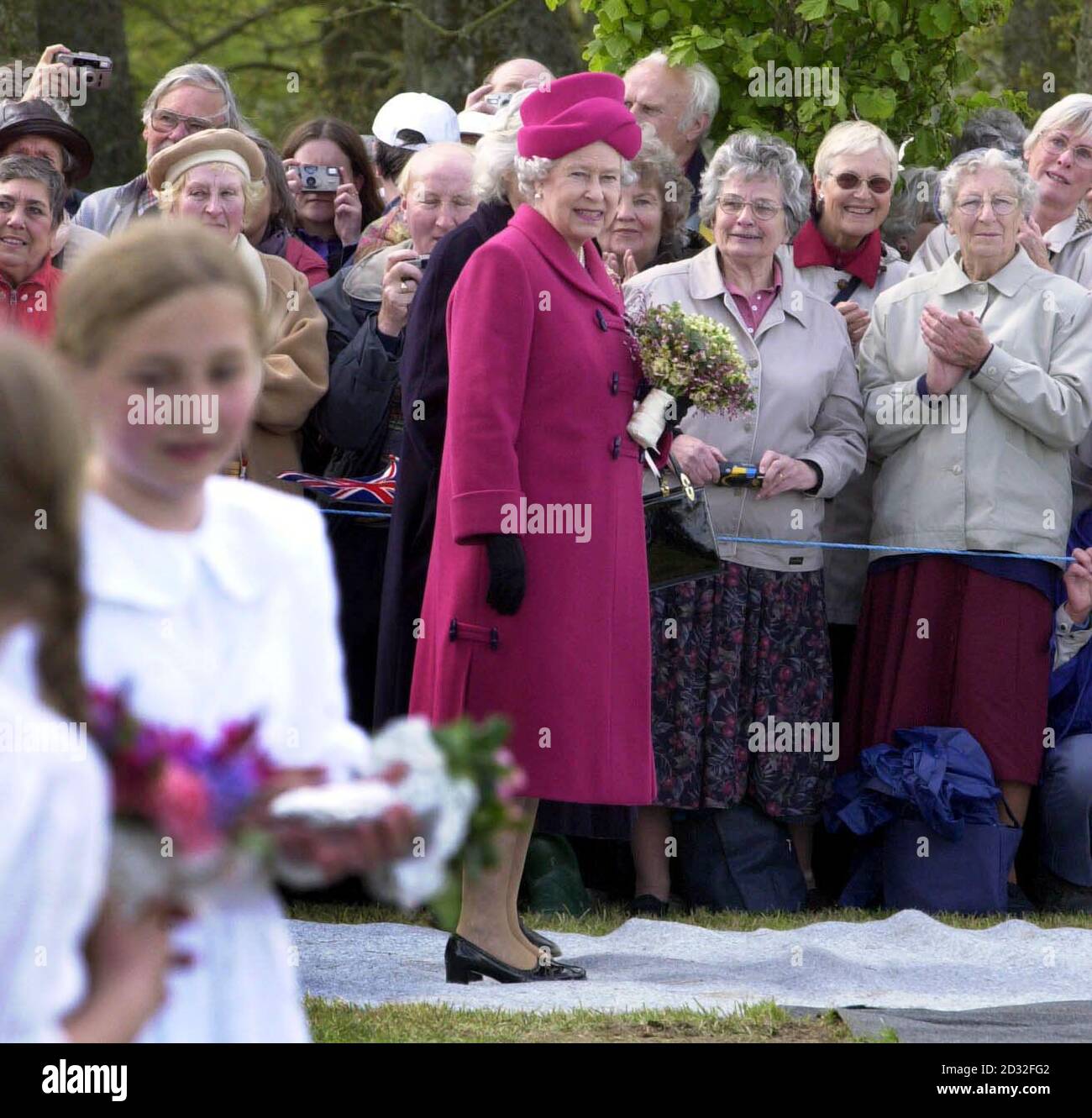 Gli orologi della Regina Elisabetta II della Gran Bretagna possono ballare in pole da bambini della scuola di Carn Gwaval da St Mary's, Isles of Scilly a Falmouth, il primo giorno del suo tour del Giubileo d'Oro a livello nazionale che inizia con una visita di due giorni nella West Country. * nelle prossime settimane, il monarca di 76 anni visiterà ogni regione dell'Inghilterra, della Scozia, del Galles e dell'Irlanda del Nord. Foto Stock