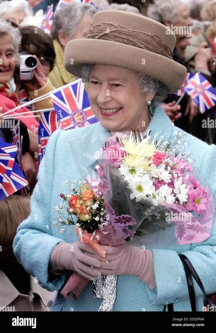 La Regina è accolta dal pubblico, mentre cammina attraverso Mowbray Park, Sunderland. La Regina è arrivata oggi a Sunderland sulla seconda tappa del suo tour nazionale del Giubileo d'Oro. Accompagnato dal Duca di Edimburgo, viaggiò per tutta la notte verso il Nord Est sul treno reale. Foto Stock