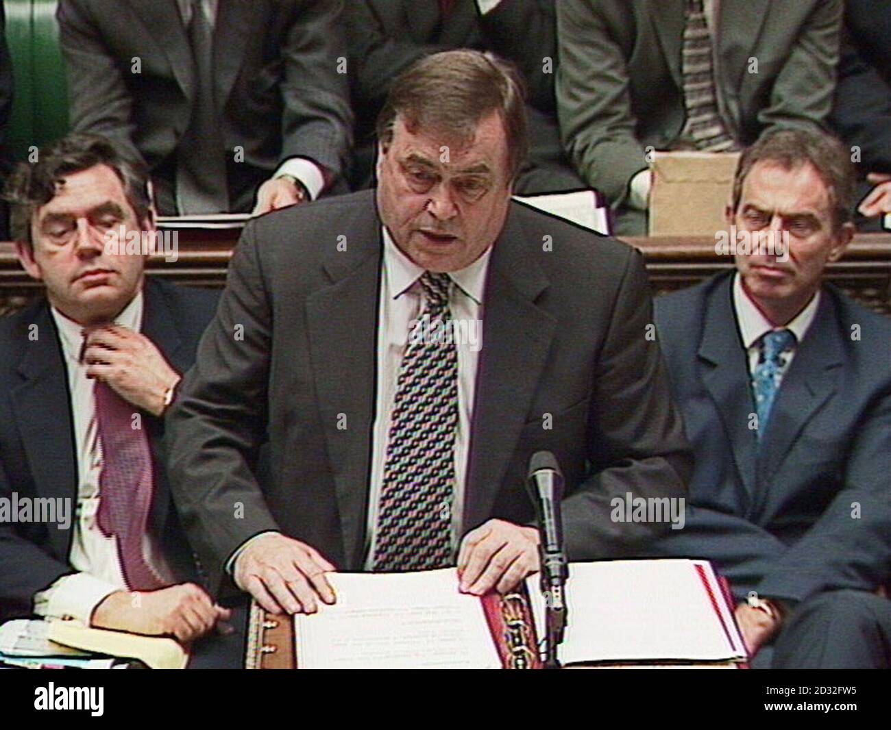 Il primo Ministro Tony Blair (destra) e il Cancelliere Gordon Brown (sinistra) ascoltano, mentre il Vice primo Ministro John Prescott dice ai membri della Camera dei Comuni, i piani del governo per le assemblee regionali. * i ministri sperano che la creazione di assemblee regionali elette contribuisca ad affrontare l'apatia degli elettori dopo un'altra povera affluenza alle urne nelle elezioni locali della scorsa settimana. Foto Stock