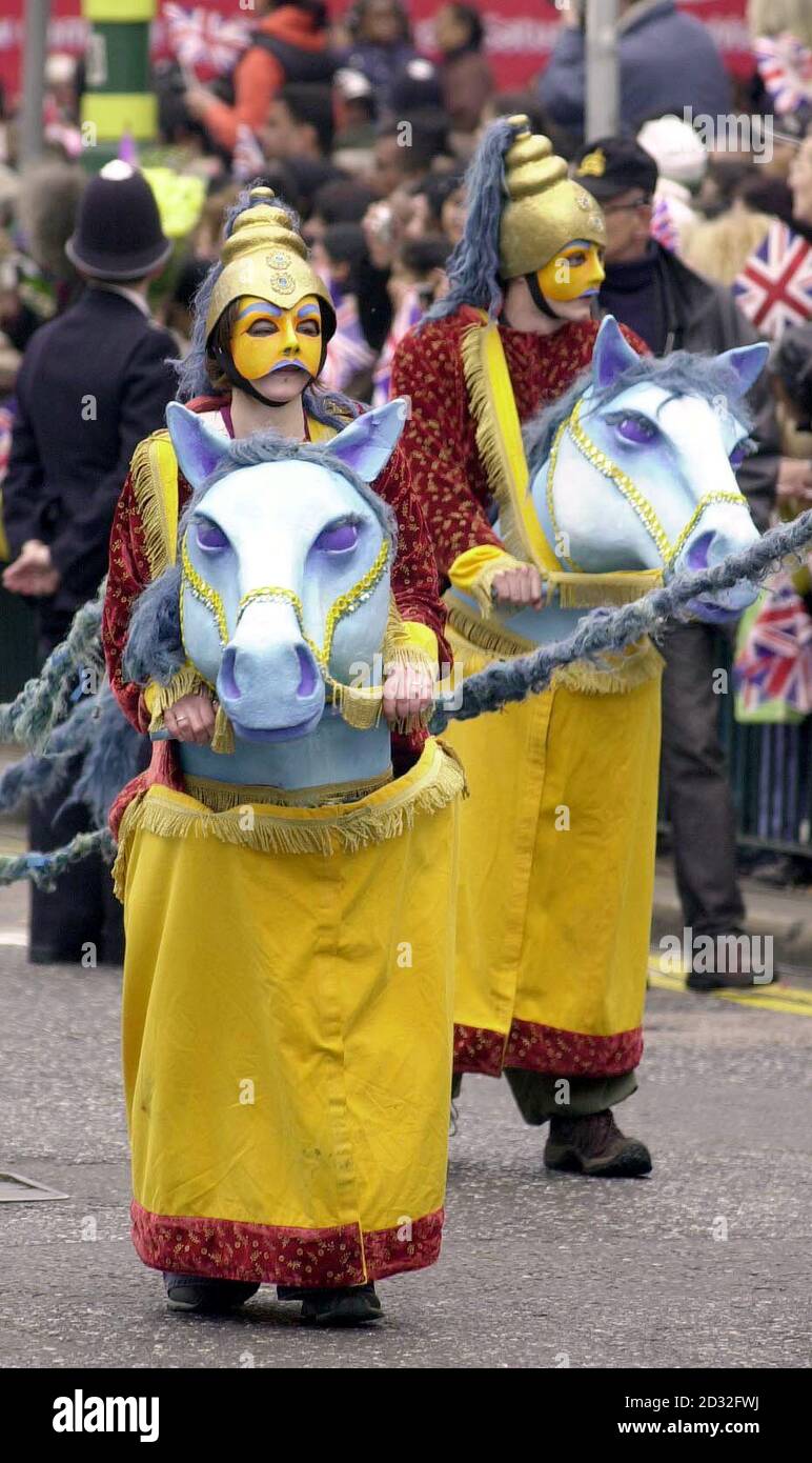 Un paio di outfit da eyecatching indossati nel carnevale asiatico, che ha  preceduto la Regina Elisabetta II della Gran Bretagna mentre camminava  lungo Green Street a East London, sull'ultima tappa del Golden