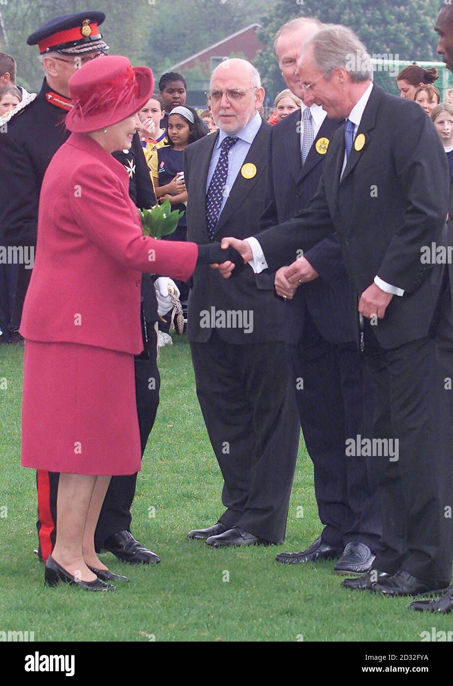 La Regina Elisabetta II incontra l'allenatore di calcio inglese Sven-Goran Eriksson al campo di allenamento di calcio inglese a Bisham Abbey, durante la sua visita di un giorno nel Buckinghamshire e nel Berkshire, segnando il suo Golden Jubilee. Foto Stock