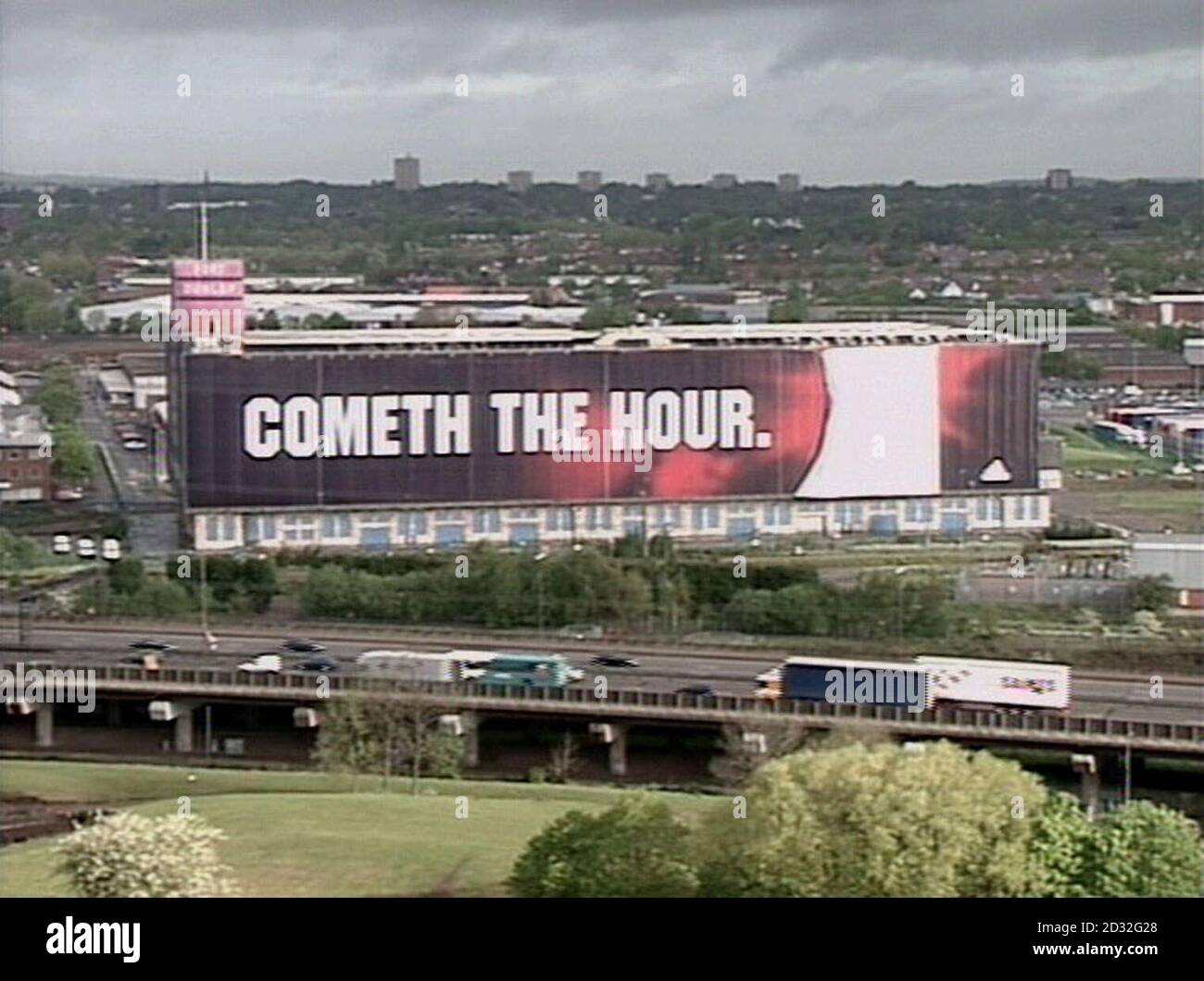 Quello che si ritiene essere uno dei più grandi spot al mondo viene svelato insieme alla M6 di Birmingham. L'adidas ad, sul lato del Fort Dunlop della città, presenta un'immagine alta 25 metri del capitano di calcio inglese David Beckham. * ... e ha preso più di 23 galloni di inchiostro per produrre. Foto Stock