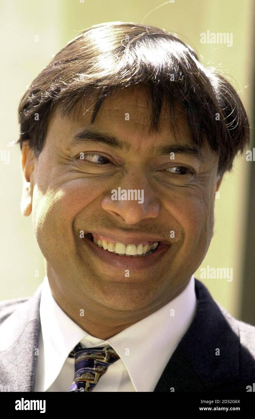 Lakshmi Mittal, l'uomo d'affari asiatico con sede a Londra. 07/03/04: Lakshmi Mittal che è la quarta persona più ricca nella posta sul Rich Report Domenica 2004 per il Regno Unito. Il proprietario del Chelsea Football Club Roman Abramovich è la persona più ricca del Regno Unito con una fortuna di famiglia quasi sette volte quella della regina, secondo un nuovo rapporto. La relazione comprende i 300 uomini e donne più ricchi del Regno Unito, la cui ricchezza complessiva raggiunge i 147.3 miliardi, con un aumento del 28 per cento rispetto a un anno fa. 14/11/02 : il Ministero degli Esteri dovrebbe fornire ai diplomatici indicazioni chiare su come affrontare le richieste dei ministri di lettere di sostegno Foto Stock