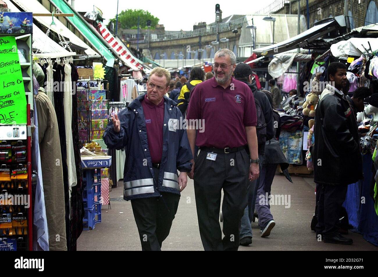 Hammersmith e Fulham Street wardens Chris Hughes (a destra) e Colin Tanner sulla pattuglia nel mercato Shepherd's Bush a Londra ovest, davanti alla prima Conferenza Internazionale di Warden che si apre a Londra. * ... Circa 130 delegati hanno viaggiato da Stati Uniti, Olanda, Belgio e Australia per l'incontro a Piccadilly organizzato dal programma di quartiere e Street Wardens del Governo. I cinque operai di strada che hanno iniziato a pattugliare le strade di Shepherd's Bush dalla stazione in aprile stanno affrontando problemi di comunità come i graffiti e il gestore di schema Colin Tanner ha sottolineato il ruolo di rione di strada Foto Stock