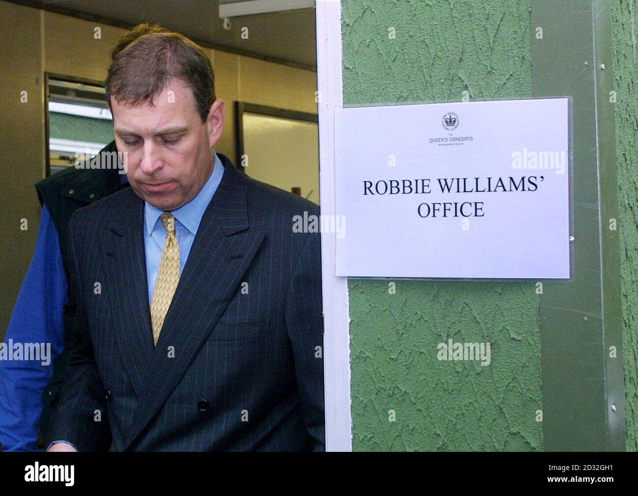 Il Duca di York lascia l'ufficio di Robbie Williams, mentre si guarda alla costruzione di stand e la messa in scena nei giardini di Buckingham Palace, Londra, dove i preparativi per i concerti di celebrazione del Giubileo del fine settimana. * ma l'ufficio non appartiene all'intrattenitore - ma la produzione dell'evento Mananger, che condivide lo stesso nome, i biglietti per il concerto Prom di sabato e il concerto pop di lunedì sono stati distribuiti per scrutinio. Foto Stock