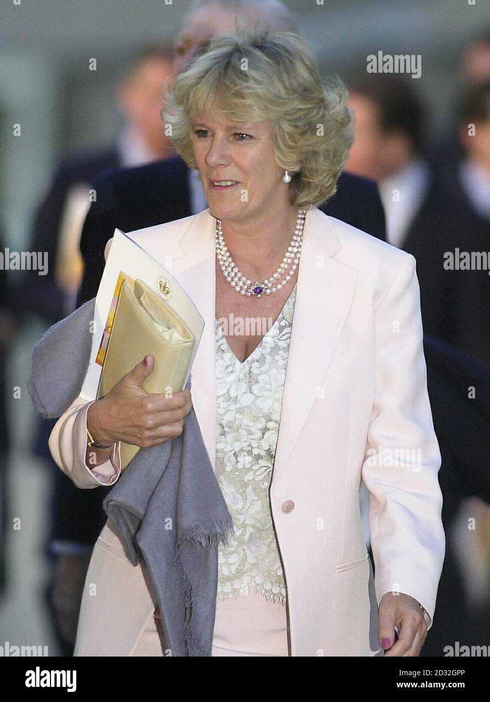 Camilla Parker Bowles, la compagna del Principe di Galles, arriva nei giardini di Buckingham Palace per assistere a un concerto classico per celebrare il Giubileo d'oro della Regina Elisabetta II * Starring Dame Kiri te Kanawa, il Prom at the Palace è il primo concerto pubblico organizzato nei terreni di Buckingham Palace e segna l'inizio di un fine settimana di celebrazioni. 12,000 biglietti per la serata sono stati assegnati per scrutinio. Foto Stock
