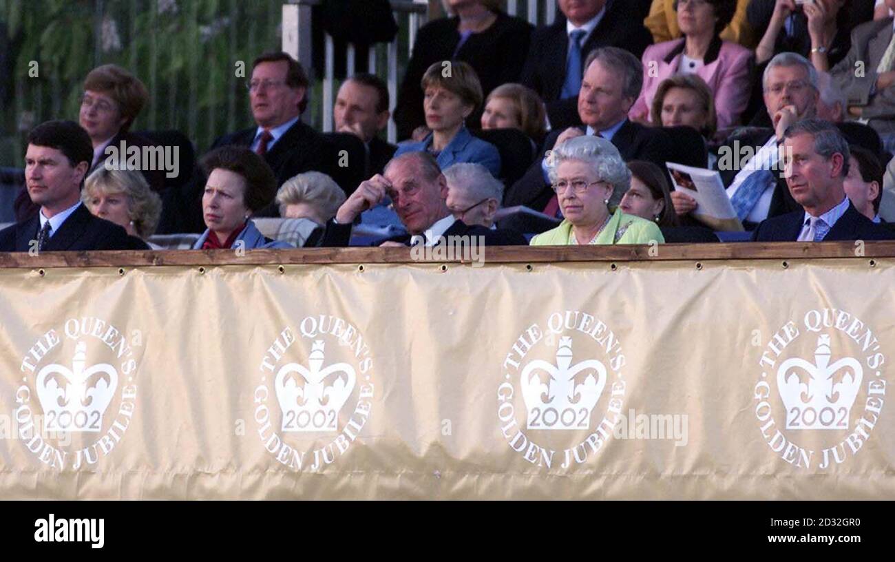 Alla regina Elisabetta II si uniscono il comandante (L-R) Tim Laurence, la principessa reale, il duca di Edimburgo e il principe di Galles mentre si siedono nella Royal Box, nei giardini di Buckingham Palace per un concerto classico per celebrare il suo Giubileo d'oro. * Starring Dame Kiri te Kanawa, il Prom at the Palace è il primo concerto pubblico organizzato nei terreni di Buckingham Palace e segna l'inizio di un fine settimana di celebrazioni. 12,000 biglietti per la serata sono stati assegnati per scrutinio. Foto Stock