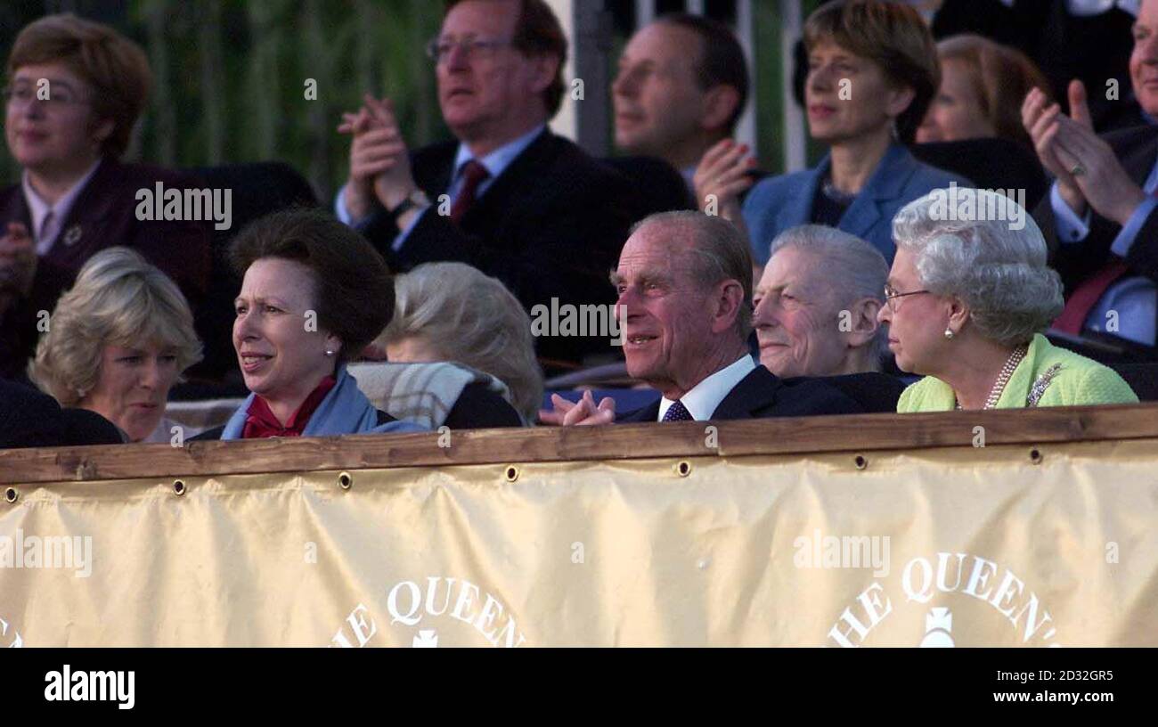 La regina Elisabetta II è unita da (L-R) Camilla Parker Bowles, Principessa reale, Duca di Edimburgo, Sir Angus Ogilvy mentre si siedono nella Royal Box, nei giardini di Buckingham Palace per un concerto classico per celebrare il suo Giubileo d'oro. * Starring Dame Kiri te Kanawa, il Prom at the Palace è il primo concerto pubblico organizzato nei terreni di Buckingham Palace e segna l'inizio di un fine settimana di celebrazioni. 12,000 biglietti per la serata sono stati assegnati per scrutinio. Foto Stock