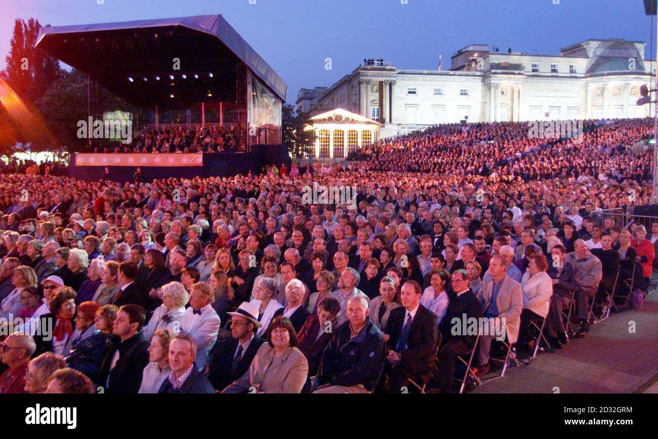 Alcuni spettatori nei giardini di Buckingham Palace durante un concerto classico per celebrare il Giubileo d'oro della Regina Elisabetta II * Starring Dame Kiri te Kanawa, il Prom at the Palace è il primo concerto pubblico organizzato nei terreni di Buckingham Palace e segna l'inizio di un fine settimana di celebrazioni. 12,000 biglietti per la serata - e un concerto di pon il lunedì sera - sono stati assegnati per scrutinio. Vedi la storia del Giubileo REALE. PA foto: Sean Dempsey. WPA Rota. Foto Stock