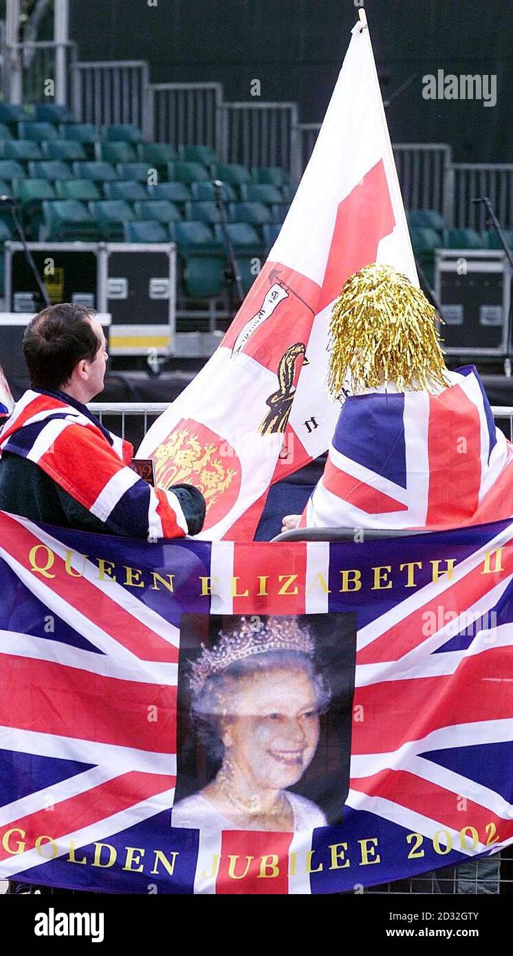 Gli spettatori prendono il loro posto vicino a una delle bancarelle fuori Buckingham Palace, in preparazione per la festa al Palace - uno degli eventi per celebrare il Giubileo d'oro della Regina Elisabetta II della Gran Bretagna - che sta andando avanti nonostante un piccolo fuoco al Palazzo. * ... Sarà seguita da fuochi d'artificio e da una cerimonia di illuminazione del faro. La Regina salirà sulla Gold state Coach per la Cattedrale di St Paul per un servizio di celebrazione e ringraziamento, prima di ritornare a guardare una sfilata nel Mall. Foto Stock