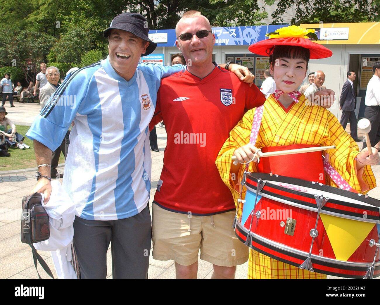 I fan di Inghilterra e Argentina si mescolano con la gente del posto in vista della partita della Coppa del mondo del Gruppo F tra Inghilterra e Argentina al Sapporo Dome. I fan sperano che l'Inghilterra vendichi le delusioni del passato contro il lato sudamericano. * ... e concludi una corsa di 22 anni senza vincite contro uno dei lati superiori del torneo. Tornando a casa, molte aziende stanno assumendo TV o schermi enormi e ponendo cibo gratuito per il personale. Schermi giganti saranno eretti in molti centri della città, mentre le mense da ufficio e le sale di riposo della fabbrica saranno riempite di tifosi di calcio incollati alla partita, e la regina, anche se non progettano di guardare la th Foto Stock