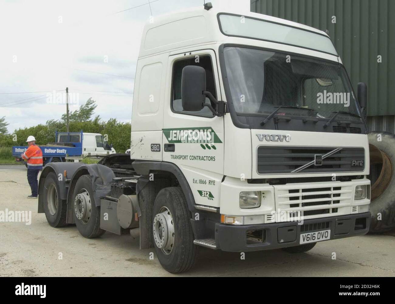 La cabina dell'autocarro che era in collisione con un treno che trasportava una matraccio nucleare vuota su un passaggio di livello a Kent. La British Transport Police ha detto che la fiasca di acciaio rinforzata da 50 tonnellate non è stata danneggiata e non vi è stato alcun pericolo per il pubblico dopo che il treno è stato urtato. *..... con un autocarro piano di 40 metri sul Brenzett passaggio a Brookland, vicino a New Romney, alle 8:40. La fiasca era stata prelevata dal cantiere ferroviario Willesden nel nord di Londra e veniva trasportata a Dungeness, UNA centrale nucleare dove doveva essere riempita con un massimo di cinque tonnellate di bacchette di combustibile radioattive all'uranio esaurito. La t Foto Stock