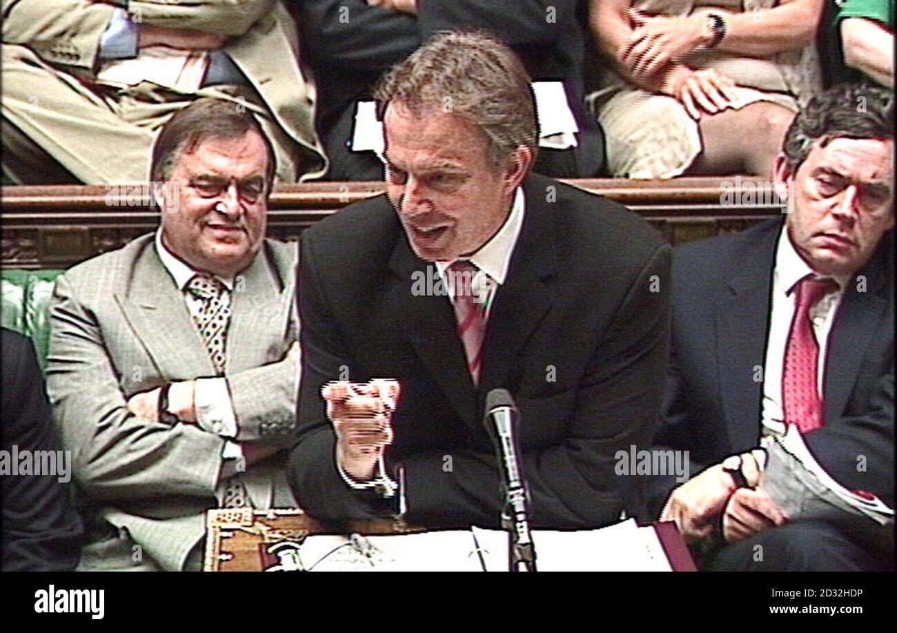 Il Vice primo Ministro John Prescott (sinistra) e il Cancelliere Godon Brown (destra) ascoltano mentre il primo Ministro britannico Tony Blair prende le domande dei parlamentari della Camera dei Comuni. Foto Stock