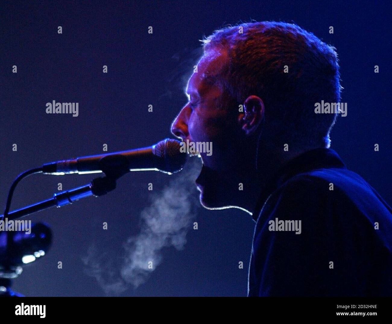 Il cantante di Coldplay Chris Martin suona sul palco al Glastonbury Festival 2002, a Pilton, Somerset. Foto Stock