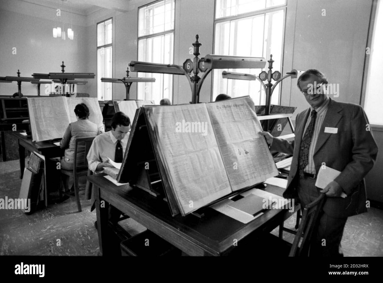 La British Library Newspaper Library di Colindale, Londra, celebra il suo Giubileo d'oro di essere aperto al pubblico. Sir Harry Hookway (a destra) Direttore della British Library, viene mostrato nella sala di lettura. Foto Stock