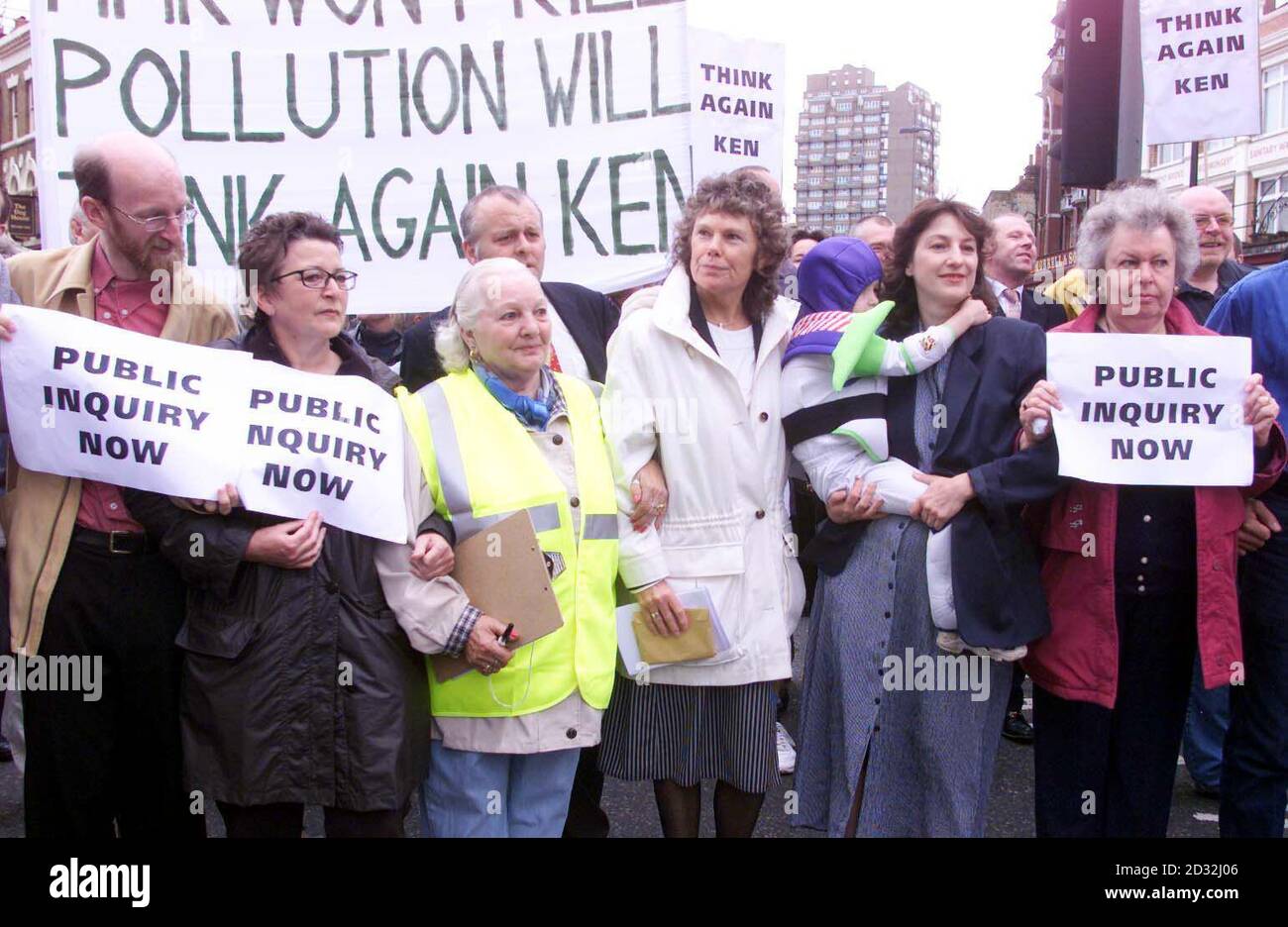 Il deputato del lavoro, Kate Hoey (centro a destra) si trova accanto ai residenti locali su Kennington Road, Londra, come parte di una dimostrazione contro l'introduzione di un nuovo confine di zona di tariffazione congestionata. *la strada porterà tutto il traffico che cercherà di evitare di pagare 5 al giorno per viaggiare in Nord Lambeth. Foto Stock