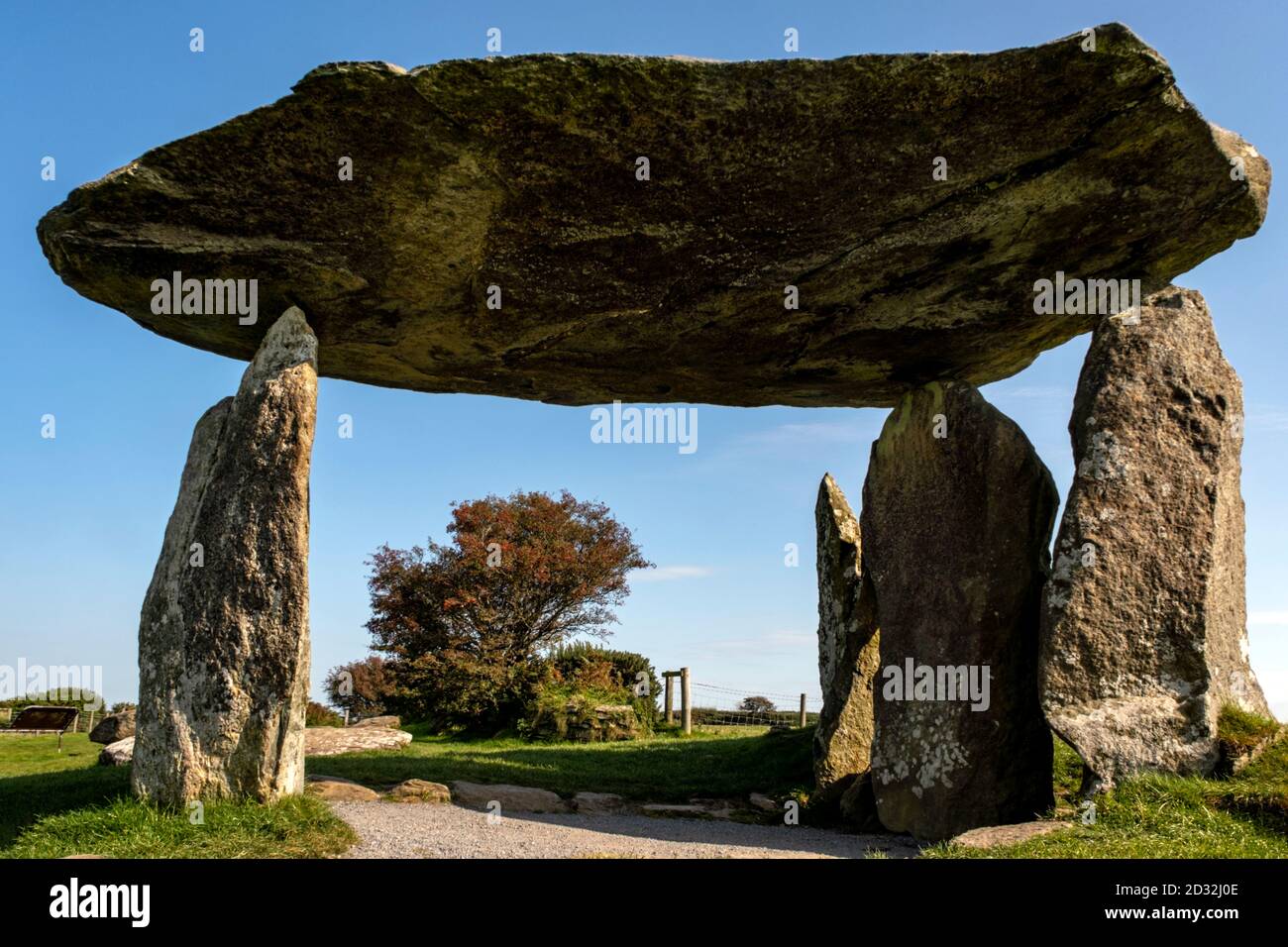 Pentre Ifan Burial Chamber, uno dei megaliti più belli del Galles, con un gigantesco cappone da 15 tonnellate, il Pembrokeshire Coast National Park. Foto Stock