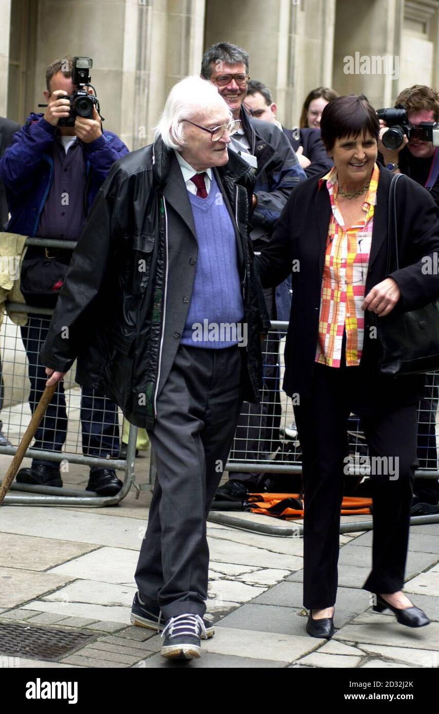 L'ex leader del Partito laburista Michael Foot lascia la Methodist Central Hall nel centro di Londra, dopo un incontro commemorativo per la baronessa Barbara Castle of Blackburn. L'ex ministro del governo laburista e il leggendario firebrand sono morti a maggio all'età di 91 anni. Foto Stock