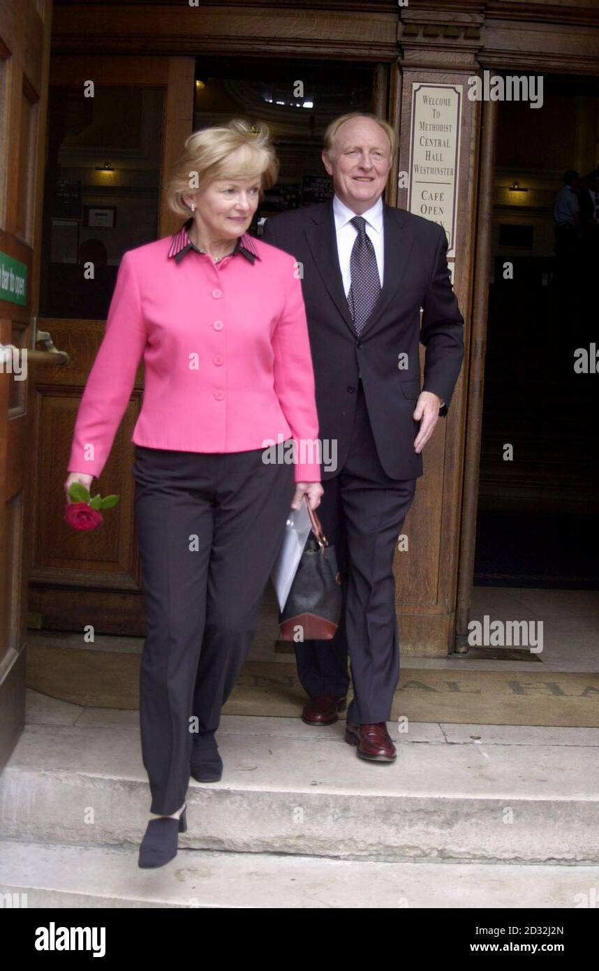 L'ex leader del Partito laburista Neil Kinnock lascia la Methodist Central Hall a Londra con sua moglie Glenys, dopo un incontro commemorativo per la baronessa Barbara Castle of Blackburn. L'ex ministro del governo laburista e il leggendario firebrand sono morti a maggio all'età di 91 anni. Foto Stock