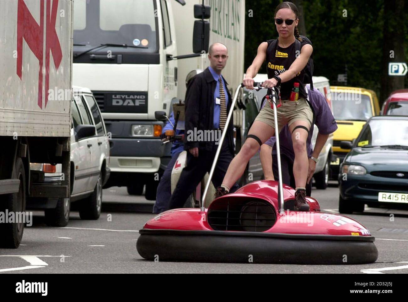 Celeste Botha, 26 anni, un fan di Lara Croft, si veste come suo idolo per prendere il volo tra il traffico nel centro di Londra su un hovercraft da solo. L'aggeggio noto anche come 'airboard', di cui ci sono solo due nel Regno Unito, * ...è stato progettato come un possibile modo futuristico di viaggiare per Londra nel 22 ° secolo. Foto Stock