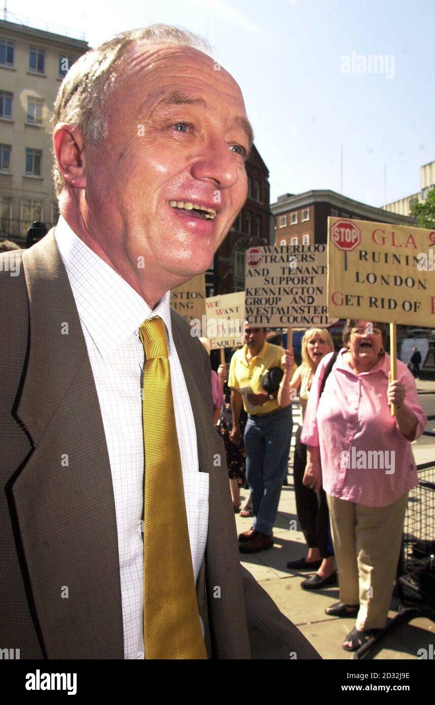 Il sindaco di Londra Ken Livingstone, fuori dall'alta Corte, dove Westminster Council e la Kennington Association hanno fatto domanda di revisione giudiziaria per cercare di fermare i suoi piani per gli automobilisti di essere accusati di 5 per guidare nel centro della capitale. * sostengono che il regime è illegale perché il sindaco di Londra Ken Livingstone non ha effettuato una valutazione completa dell'impatto ambientale o ha condotto un'indagine pubblica sui suoi effetti e che la sua decisione di procedere viola le direttive europee e la legge sui diritti umani del 1998. In base al sistema, previsto per essere introdotto questo febbraio gli automobilisti saranno addebitati se il Foto Stock