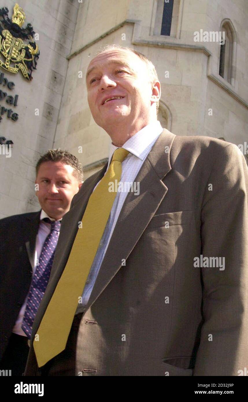 Il sindaco di Londra Ken Livingstone, fuori dall'alta Corte, dove Westminster Council e la Kennington Association hanno fatto domanda di revisione giudiziaria per cercare di fermare i suoi piani per gli automobilisti di essere accusati di 5 per guidare nel centro della capitale. * sostengono che il regime è illegale perché il sindaco di Londra Ken Livingstone non ha effettuato una valutazione completa dell'impatto ambientale o ha condotto un'indagine pubblica sui suoi effetti e che la sua decisione di procedere viola le direttive europee e la legge sui diritti umani del 1998. In base al sistema, previsto per essere introdotto questo febbraio gli automobilisti saranno addebitati se il Foto Stock